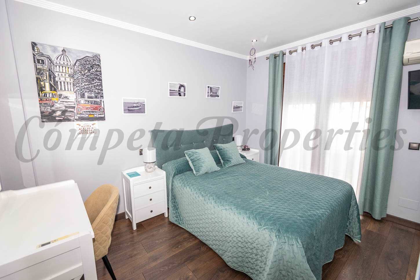 4 soveværelse Semi-Rækkehus til salg i Torrox med swimmingpool garage - € 800.000 (Ref: 8494430)