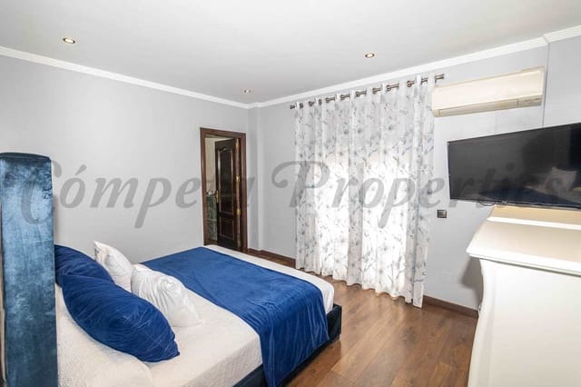 4 soveværelse Semi-Rækkehus til salg i Torrox med swimmingpool garage - € 800.000 (Ref: 8494430)