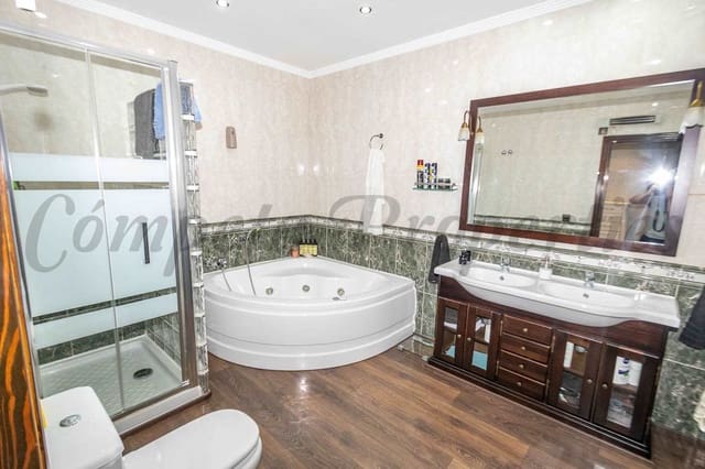 4 soveværelse Semi-Rækkehus til salg i Torrox med swimmingpool garage - € 800.000 (Ref: 8494430)