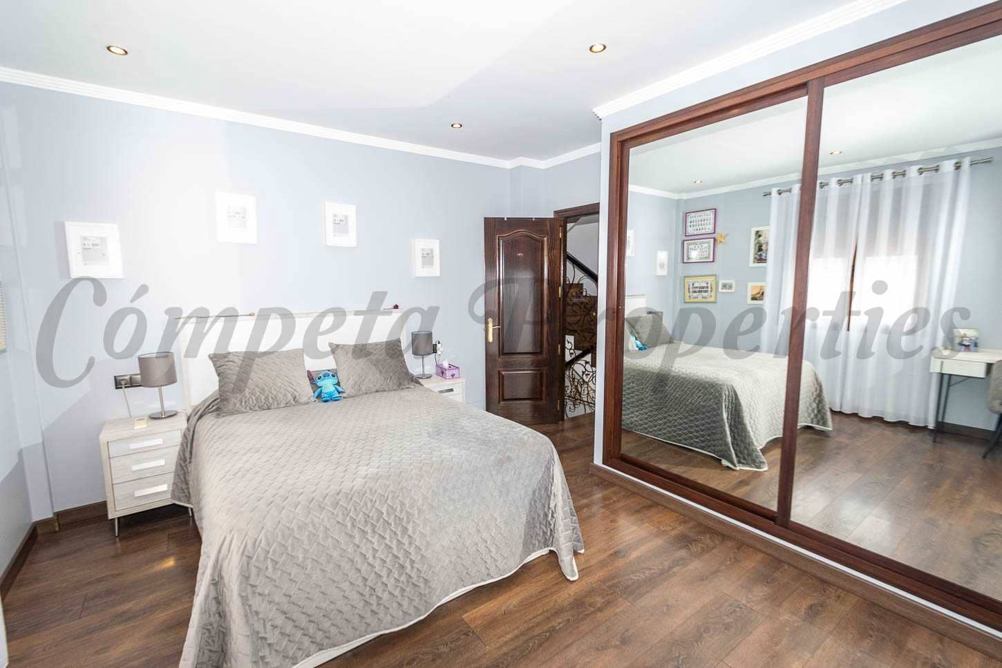 4 soveværelse Semi-Rækkehus til salg i Torrox med swimmingpool garage - € 800.000 (Ref: 8494430)