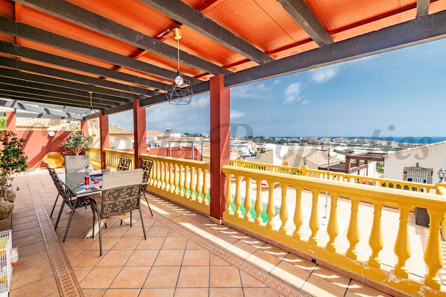 4 soveværelse Semi-Rækkehus til salg i Torrox med swimmingpool garage - € 800.000 (Ref: 8494430)