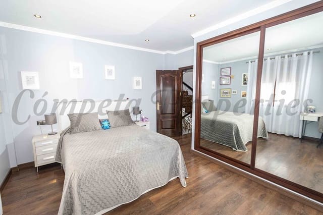 4 soveværelse Semi-Rækkehus til salg i Torrox med swimmingpool garage - € 800.000 (Ref: 8494430)