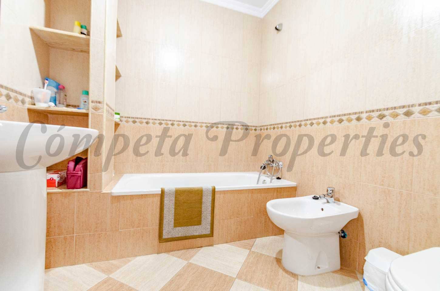 3 bedroom Townhouse for sale in Competa with garage - € 210,000 (Ref: 8509197)