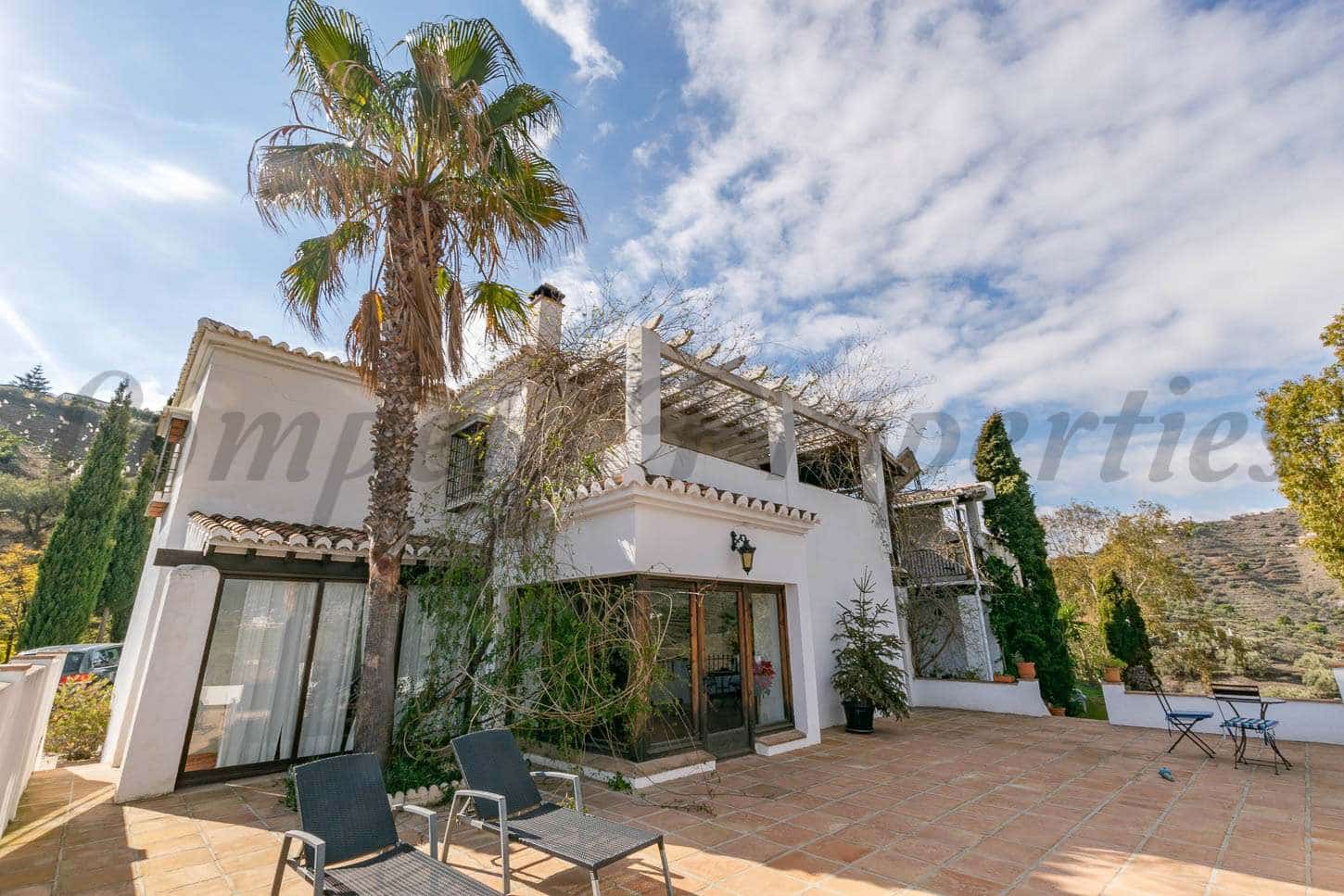 7 makuuhuone Maalaistalo myytävänä paikassa Torrox mukana uima-altaan - 880 000 € (Ref: 8539279)