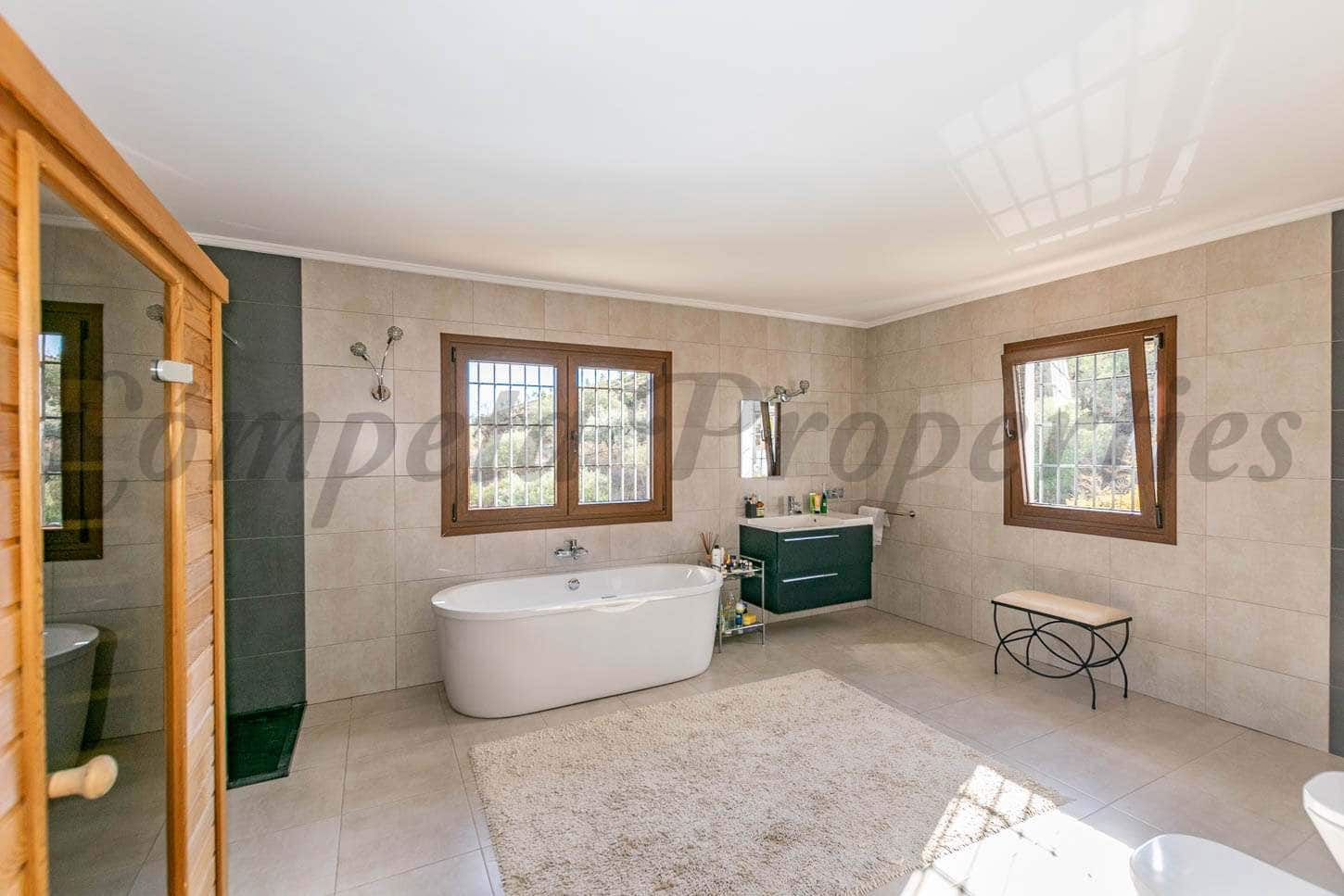 7 makuuhuone Maalaistalo myytävänä paikassa Torrox mukana uima-altaan - 880 000 € (Ref: 8539279)