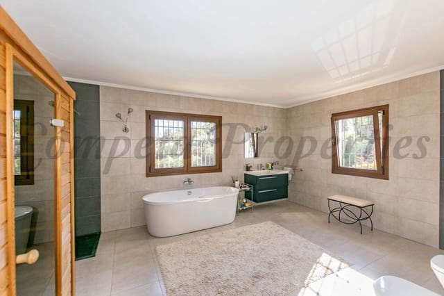 7 makuuhuone Maalaistalo myytävänä paikassa Torrox mukana uima-altaan - 880 000 € (Ref: 8539279)