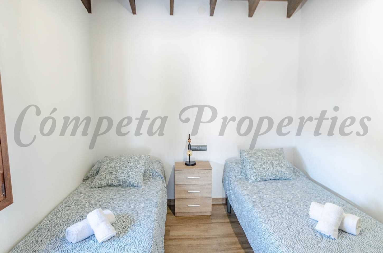 3 slaapkamer Villa voor vakantieverhuur in Canillas de Albaida met zwembad - € 750 (Ref: 8539281)