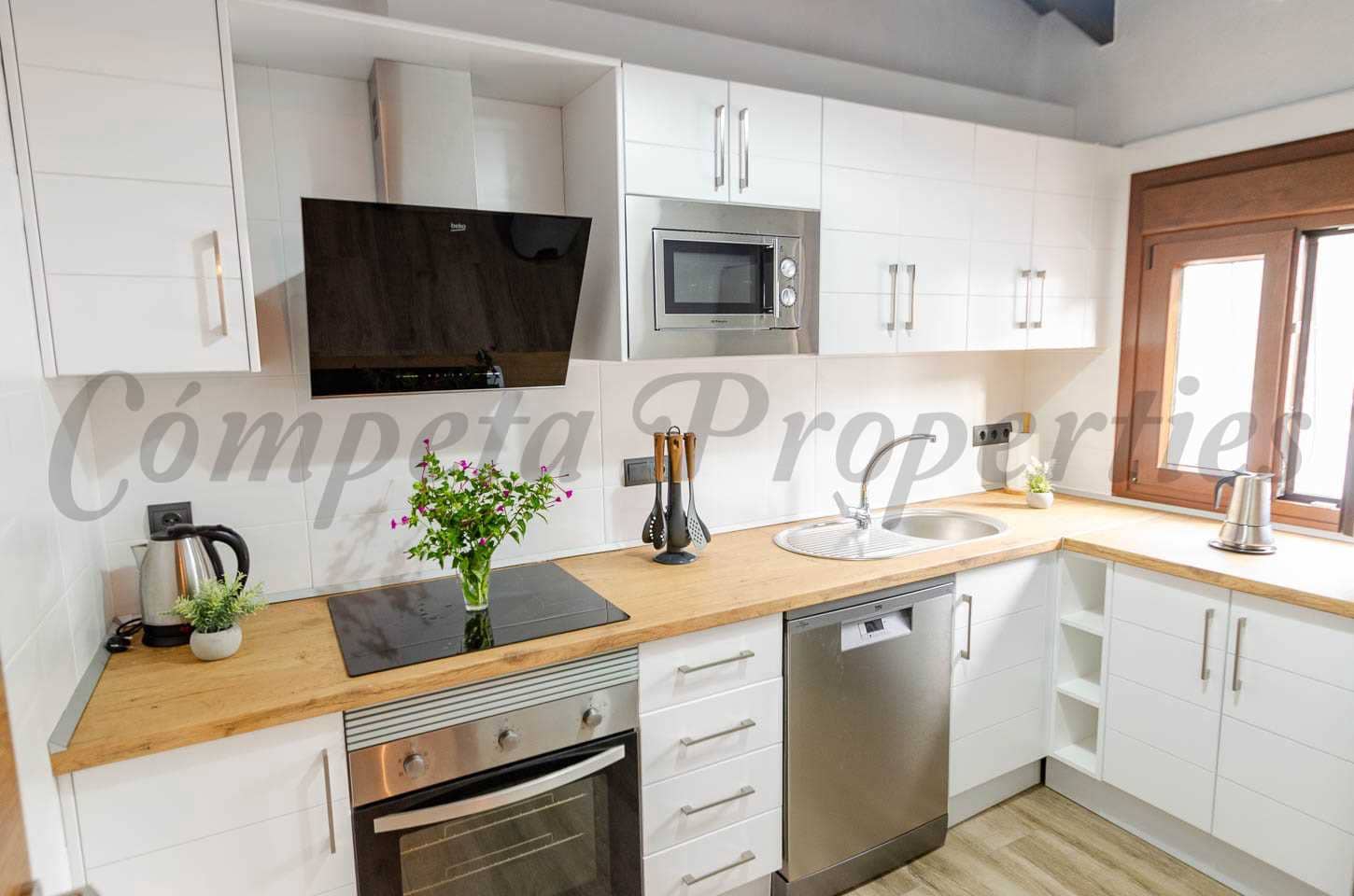 3 slaapkamer Villa voor vakantieverhuur in Canillas de Albaida met zwembad - € 750 (Ref: 8539281)