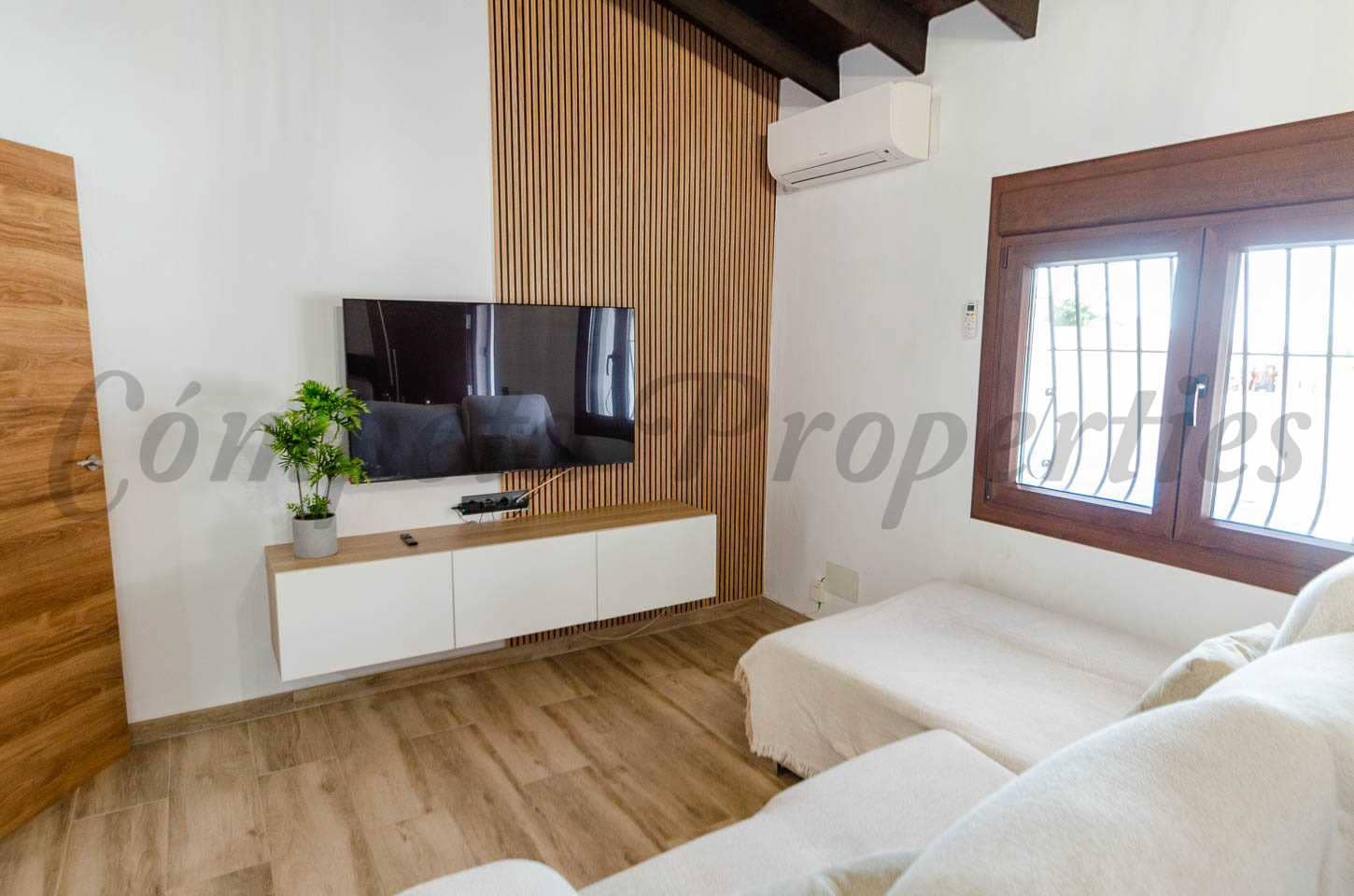 3 slaapkamer Villa voor vakantieverhuur in Canillas de Albaida met zwembad - € 750 (Ref: 8539281)