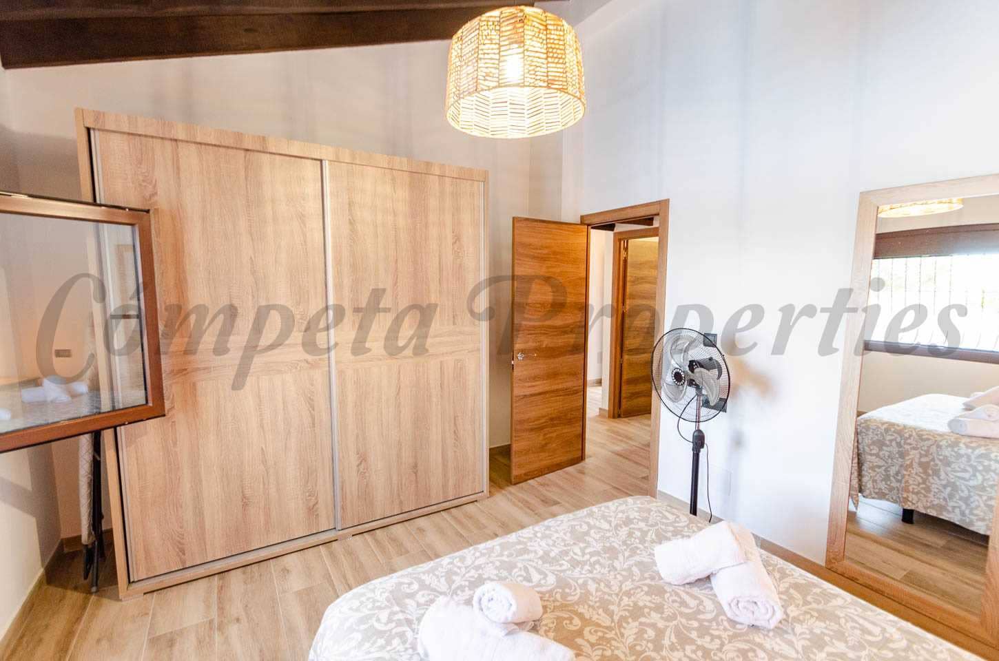 3 slaapkamer Villa voor vakantieverhuur in Canillas de Albaida met zwembad - € 750 (Ref: 8539281)