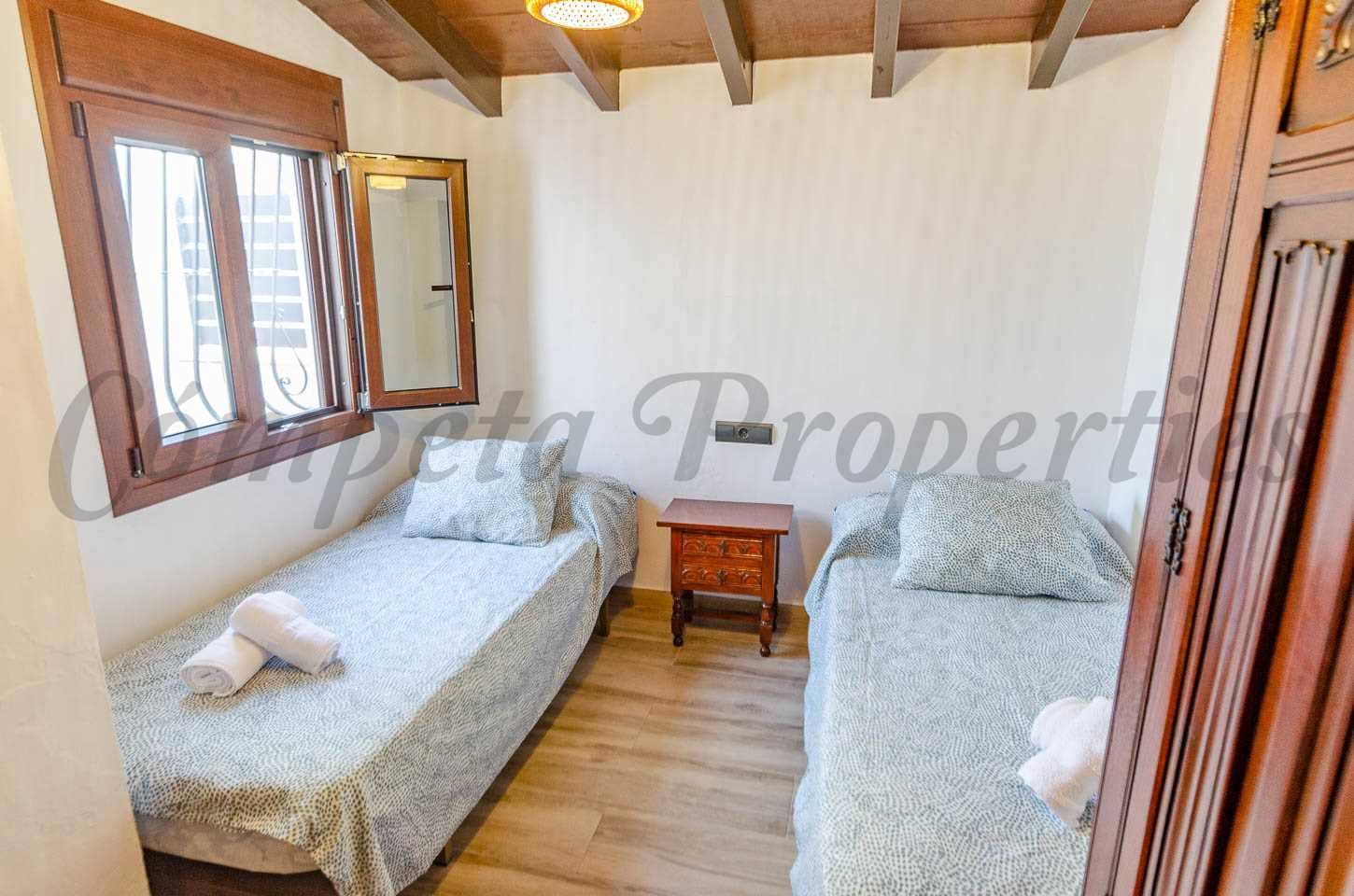 3 slaapkamer Villa voor vakantieverhuur in Canillas de Albaida met zwembad - € 750 (Ref: 8539281)