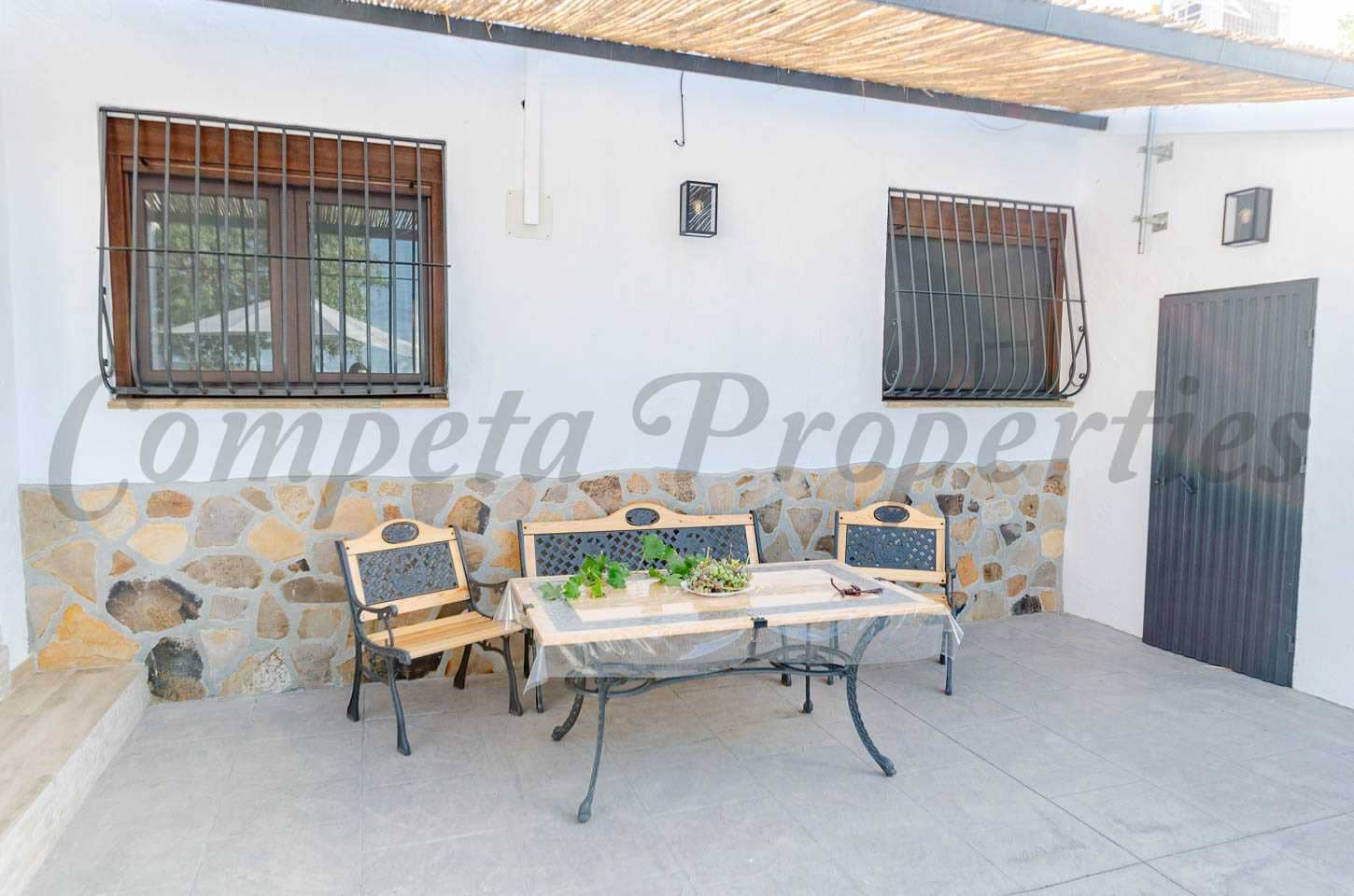 3 slaapkamer Villa voor vakantieverhuur in Canillas de Albaida met zwembad - € 750 (Ref: 8539281)