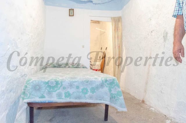 4 bedroom Townhouse for sale in Corumbela, Sayalonga - € 83,000 (Ref: 8541143)