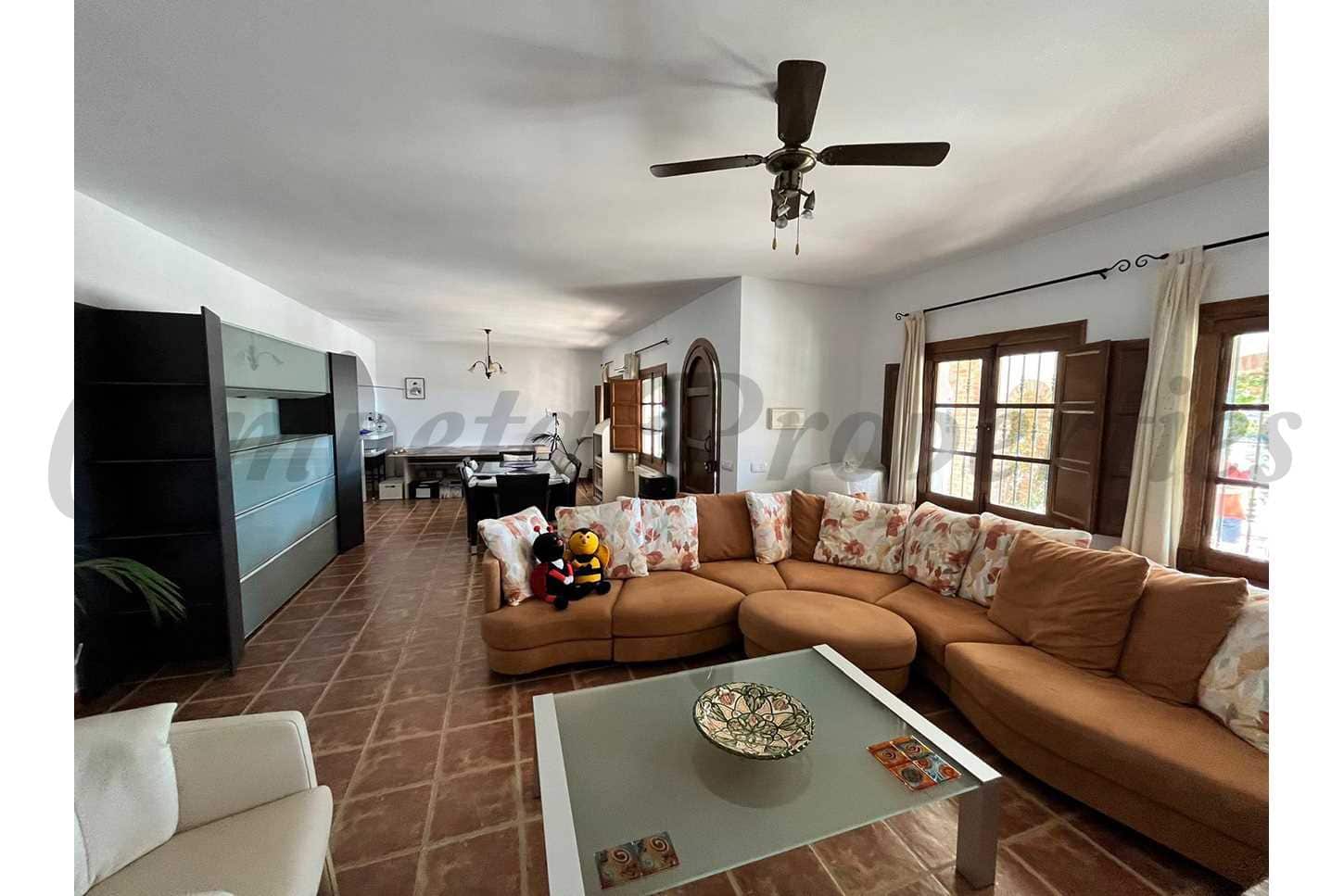 2 soveværelse Villa til leje i Archez med swimmingpool - € 1.500 (Ref: 8658843)