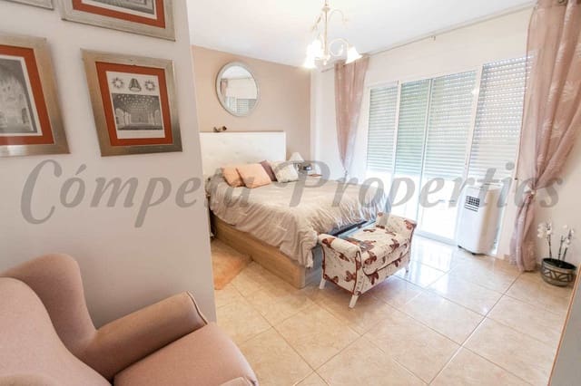 4 sypialnia Finka/Dom wiejski na sprzedaż w Torrox z basenem garażem - 425 000 € (Ref: 8741896)