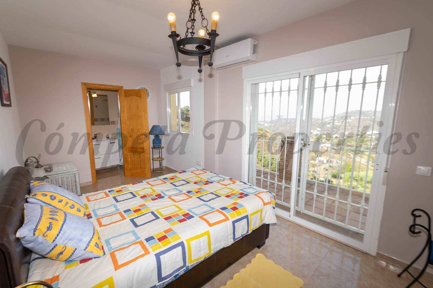 4 sypialnia Finka/Dom wiejski na sprzedaż w Torrox z basenem garażem - 425 000 € (Ref: 8741896)