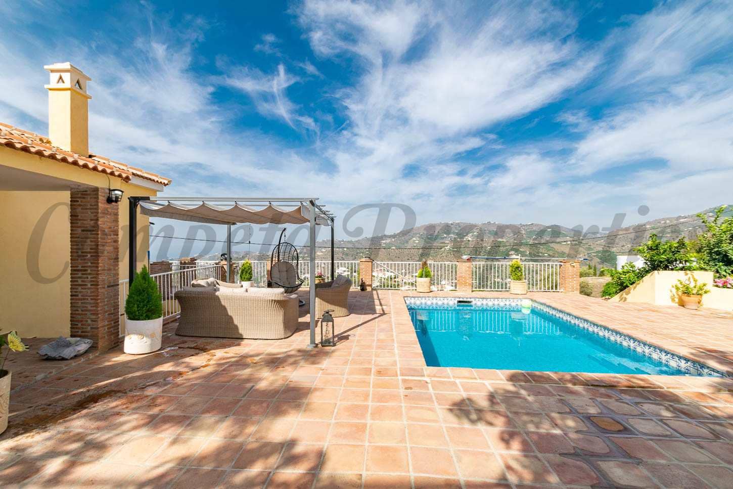 4 sypialnia Finka/Dom wiejski na sprzedaż w Torrox z basenem garażem - 425 000 € (Ref: 8741896)