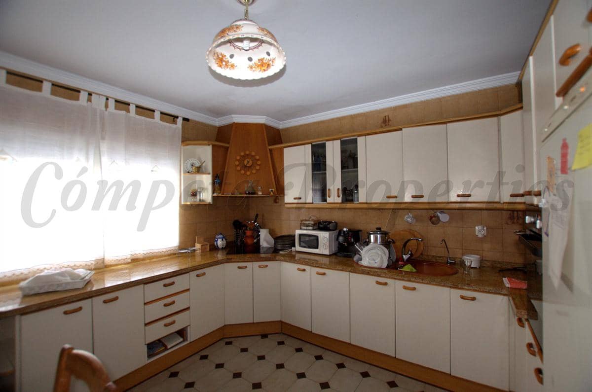 4 soveværelse Virksomhed til salg i Competa - € 550.000 (Ref: 8902721)