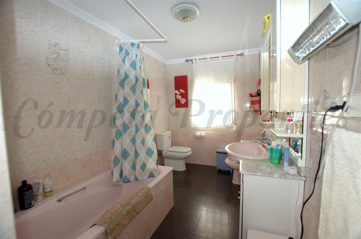 4 soveværelse Virksomhed til salg i Competa - € 550.000 (Ref: 8902721)