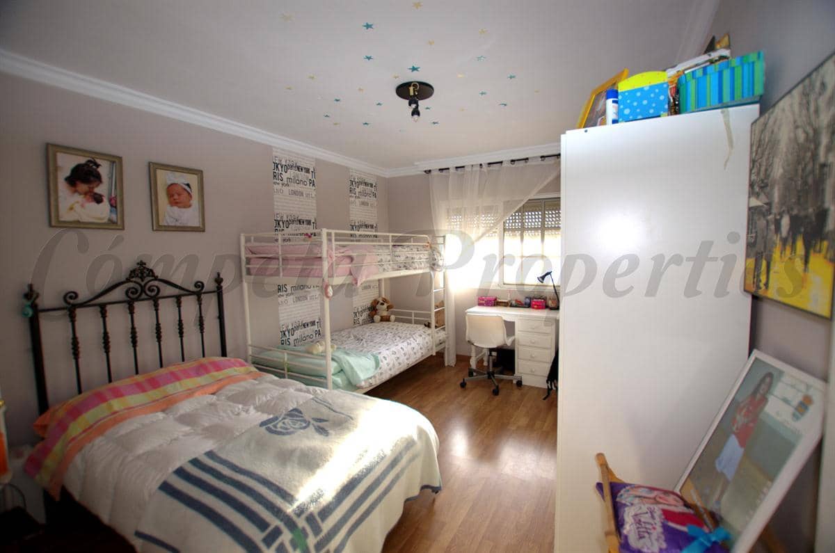 4 soveværelse Virksomhed til salg i Competa - € 550.000 (Ref: 8902721)