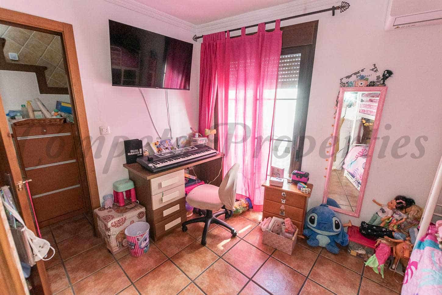 2 bedroom Townhouse for sale in Competa with garage - € 149,000 (Ref: 8997647)