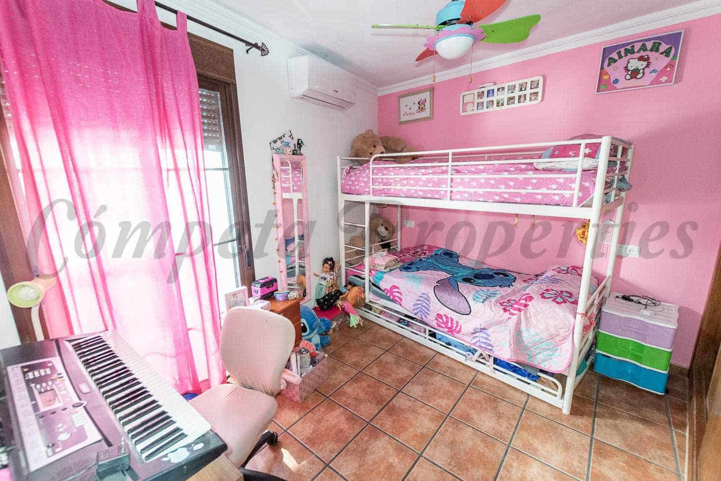 2 bedroom Townhouse for sale in Competa with garage - € 149,000 (Ref: 8997647)