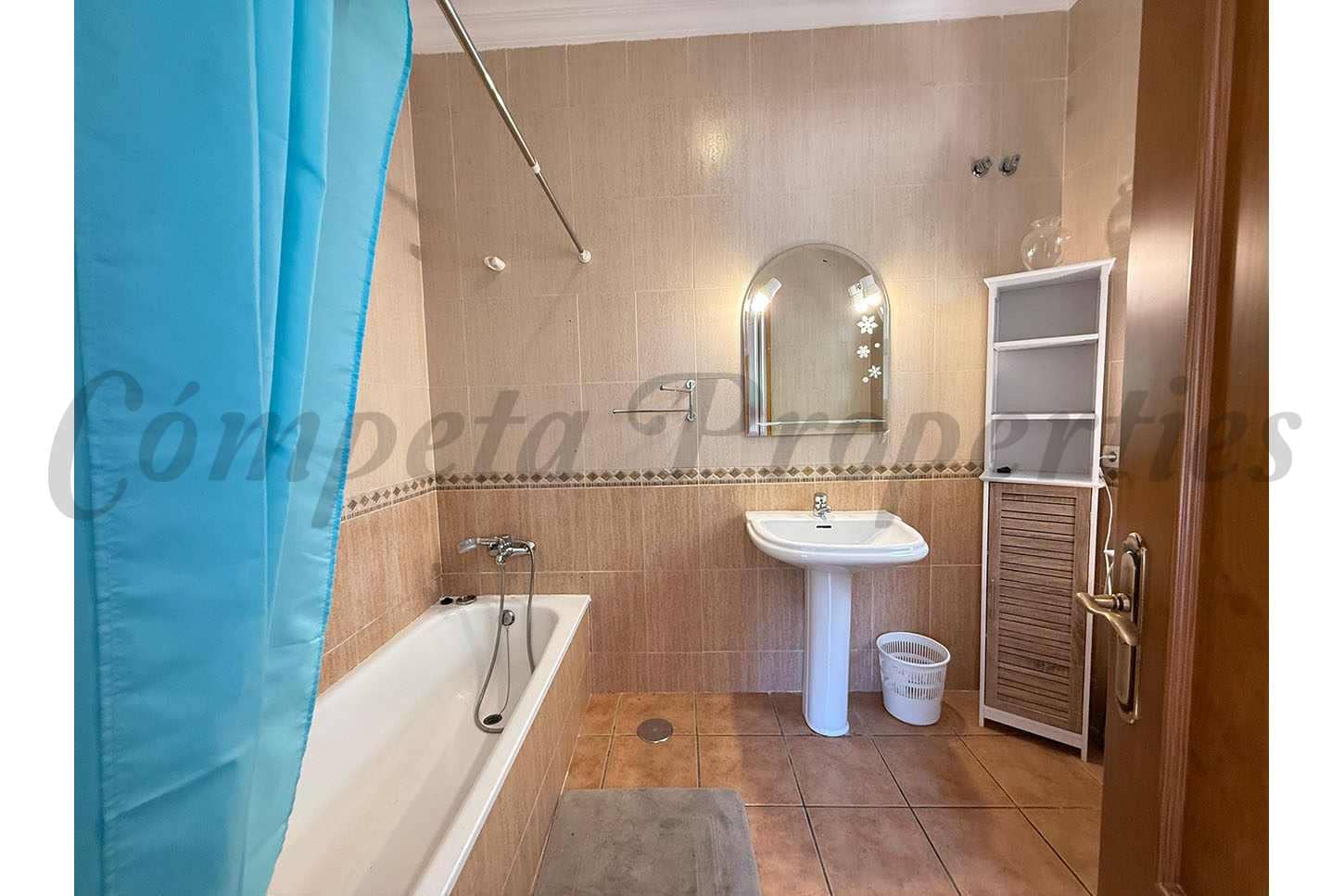 4 bedroom Villa for sale in Competa - € 329,900 (Ref: 9079677)