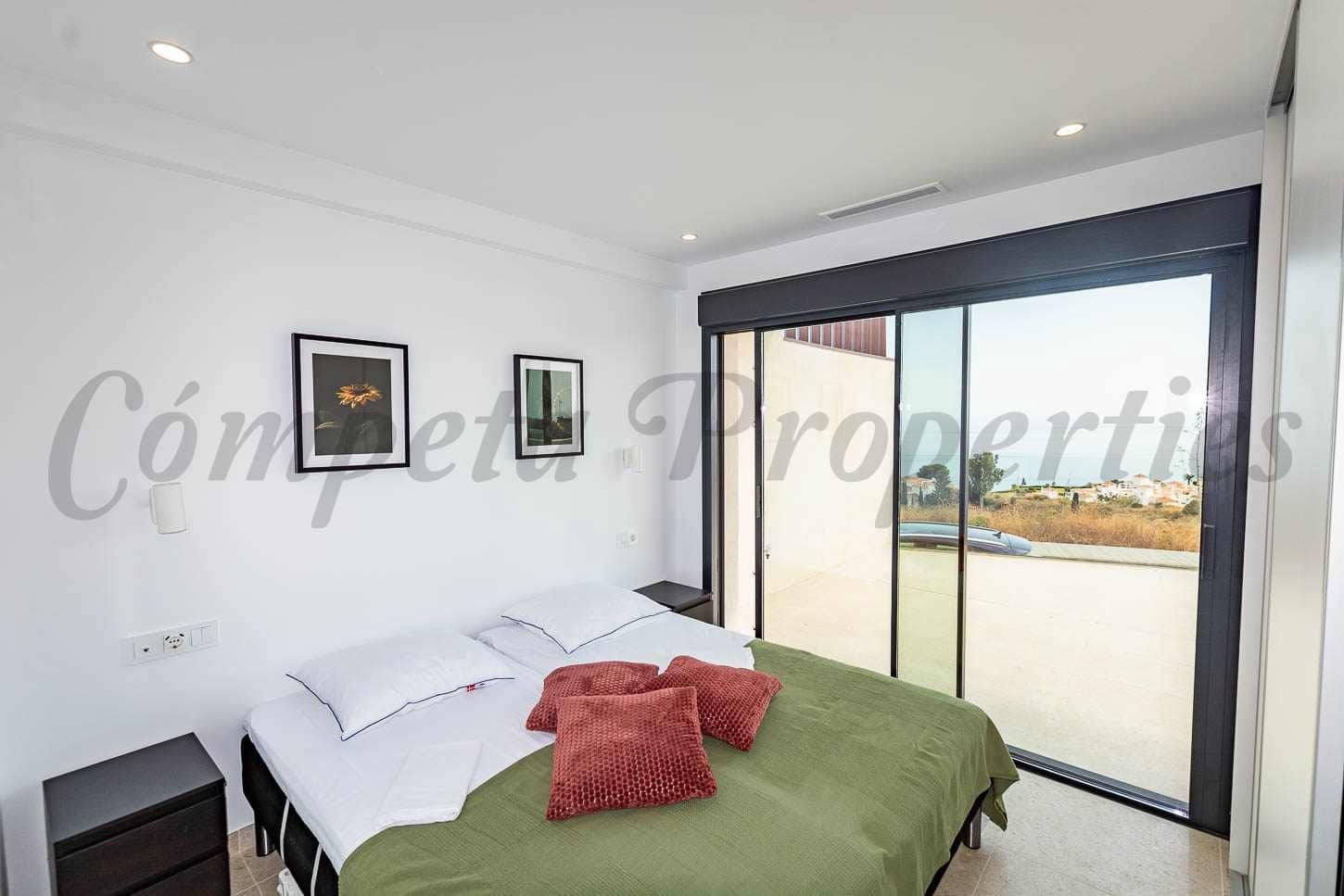 3 soveværelse Villa til salg i Torrox-Costa med swimmingpool garage - € 595.000 (Ref: 9103156)