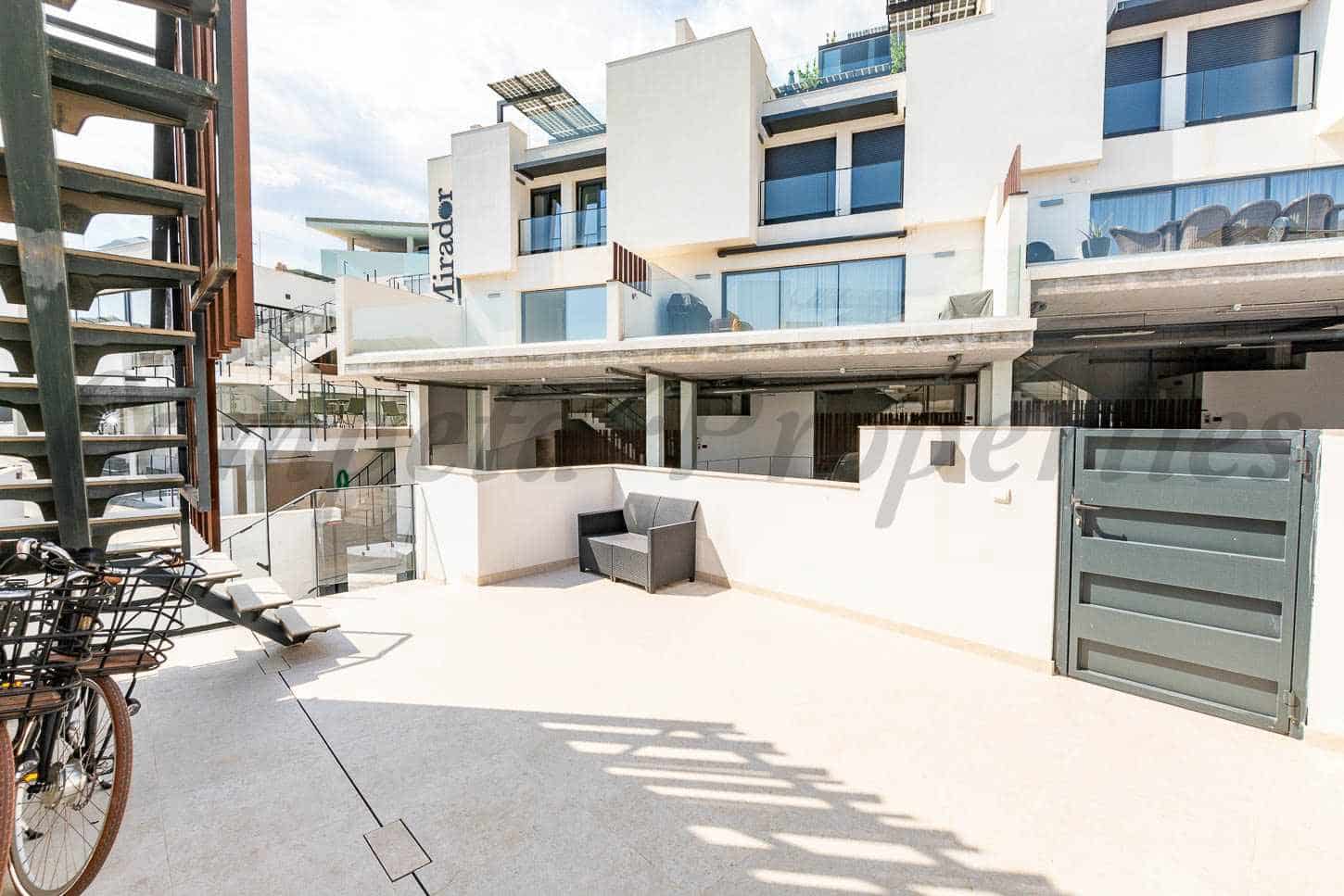 3 soveværelse Villa til salg i Torrox-Costa med swimmingpool garage - € 595.000 (Ref: 9103156)