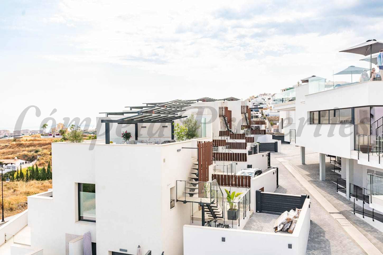 3 soveværelse Villa til salg i Torrox-Costa med swimmingpool garage - € 595.000 (Ref: 9103156)