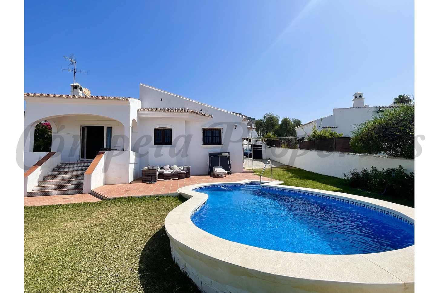 2 bedroom Villa for sale in Nerja with pool - € 650,000 (Ref: 9103869)
