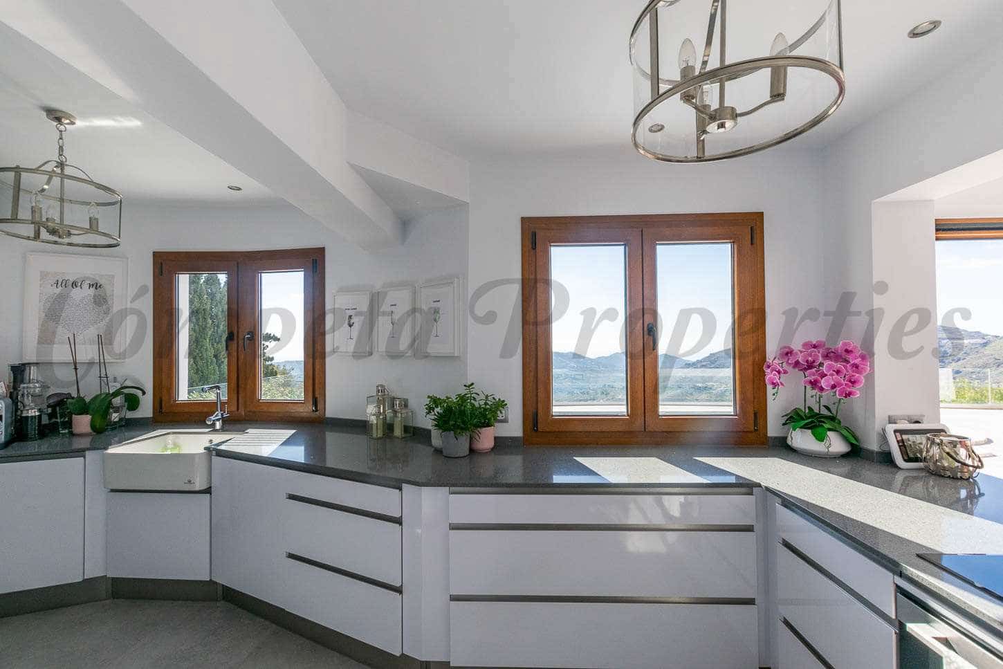 5 bedroom Villa for sale in Competa with pool - € 695,000 (Ref: 9123795)