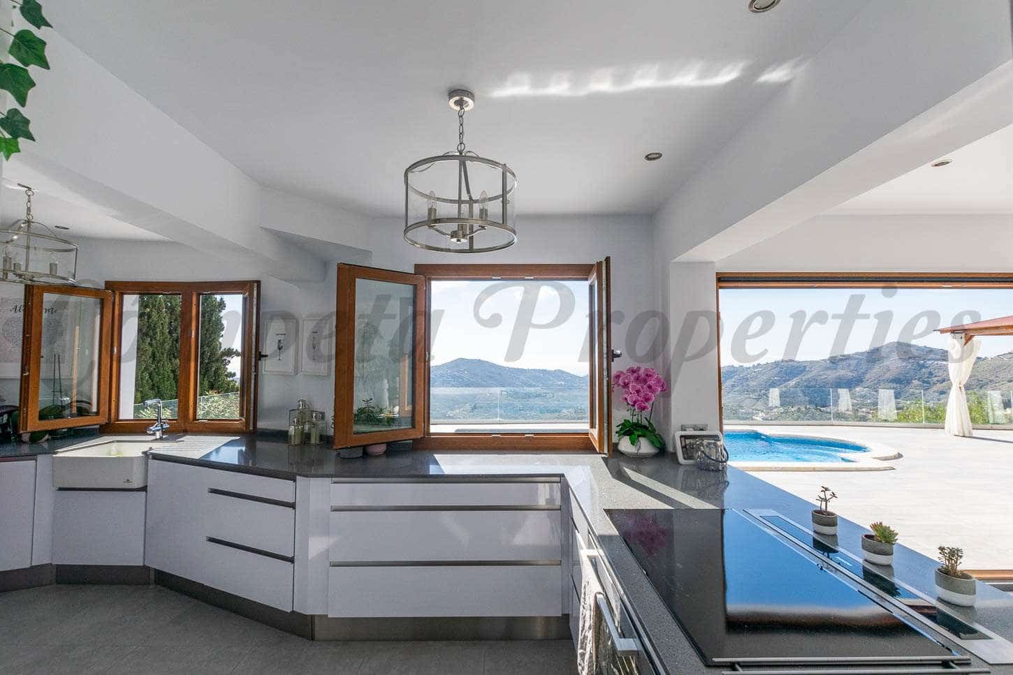 5 bedroom Villa for sale in Competa with pool - € 695,000 (Ref: 9123795)