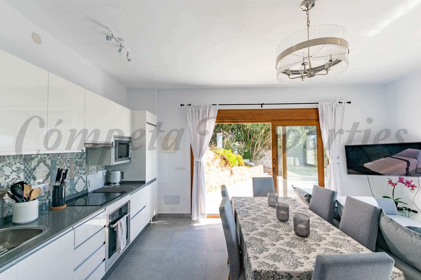 5 bedroom Villa for sale in Competa with pool - € 695,000 (Ref: 9123795)