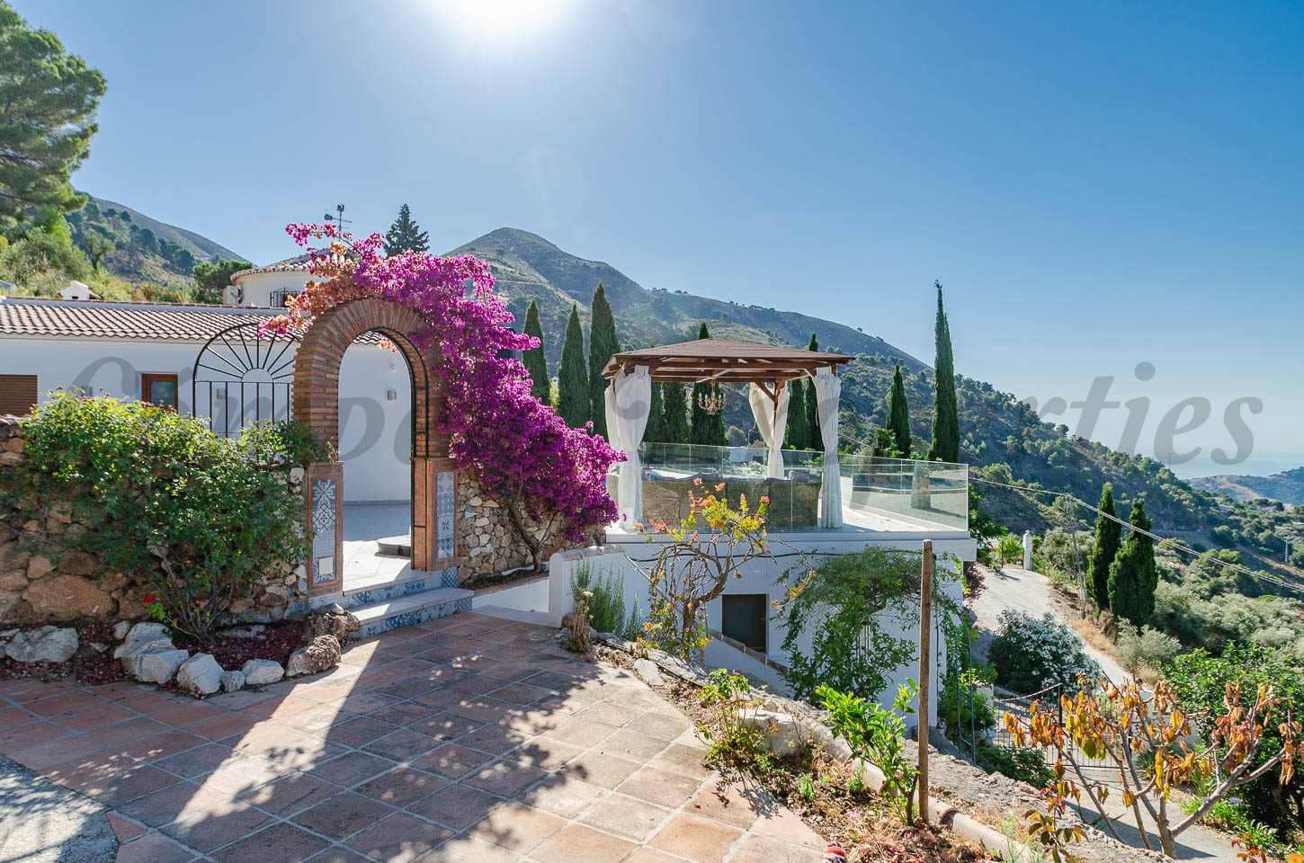 5 bedroom Villa for sale in Competa with pool - € 695,000 (Ref: 9123795)