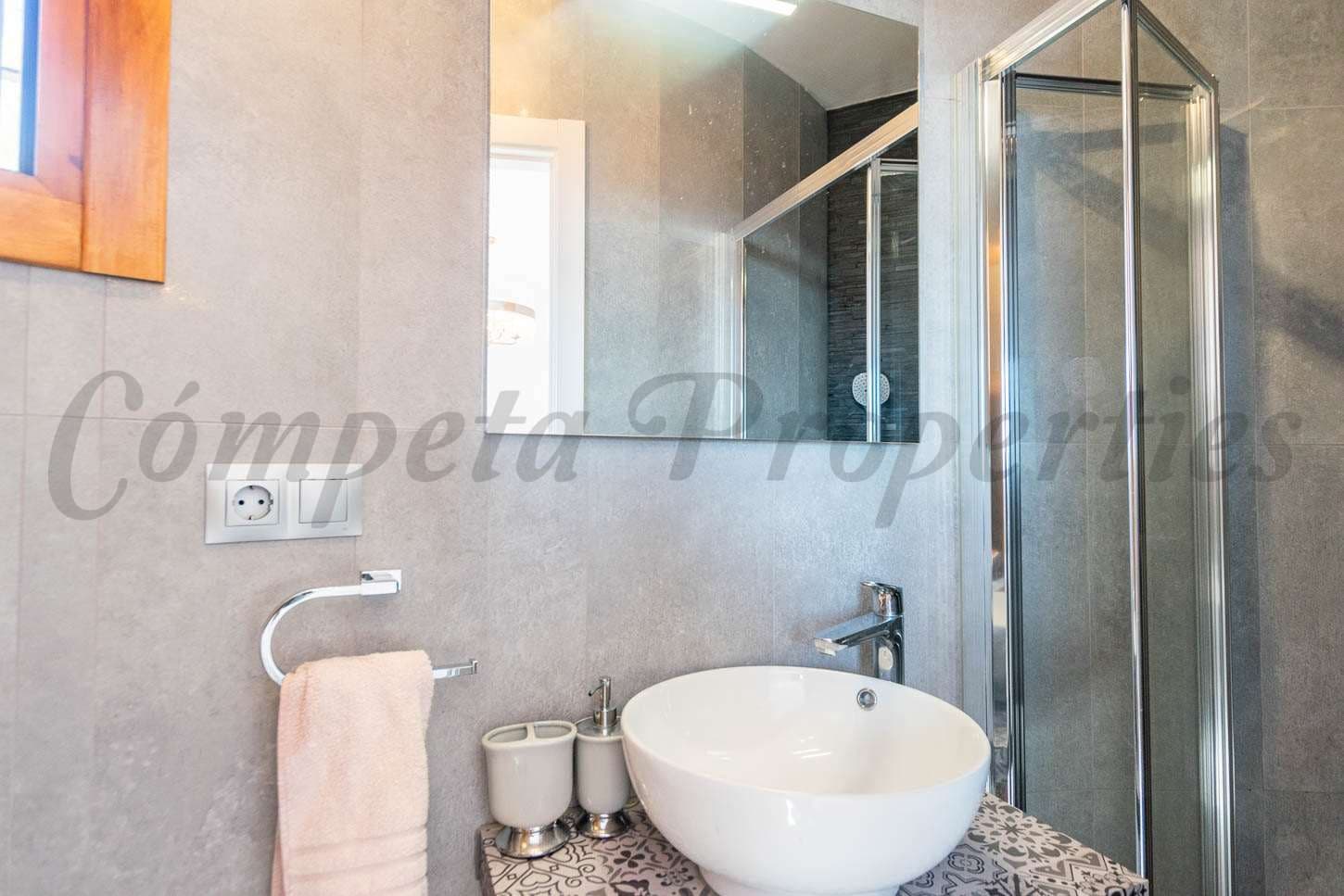 5 bedroom Villa for sale in Competa with pool - € 695,000 (Ref: 9123795)