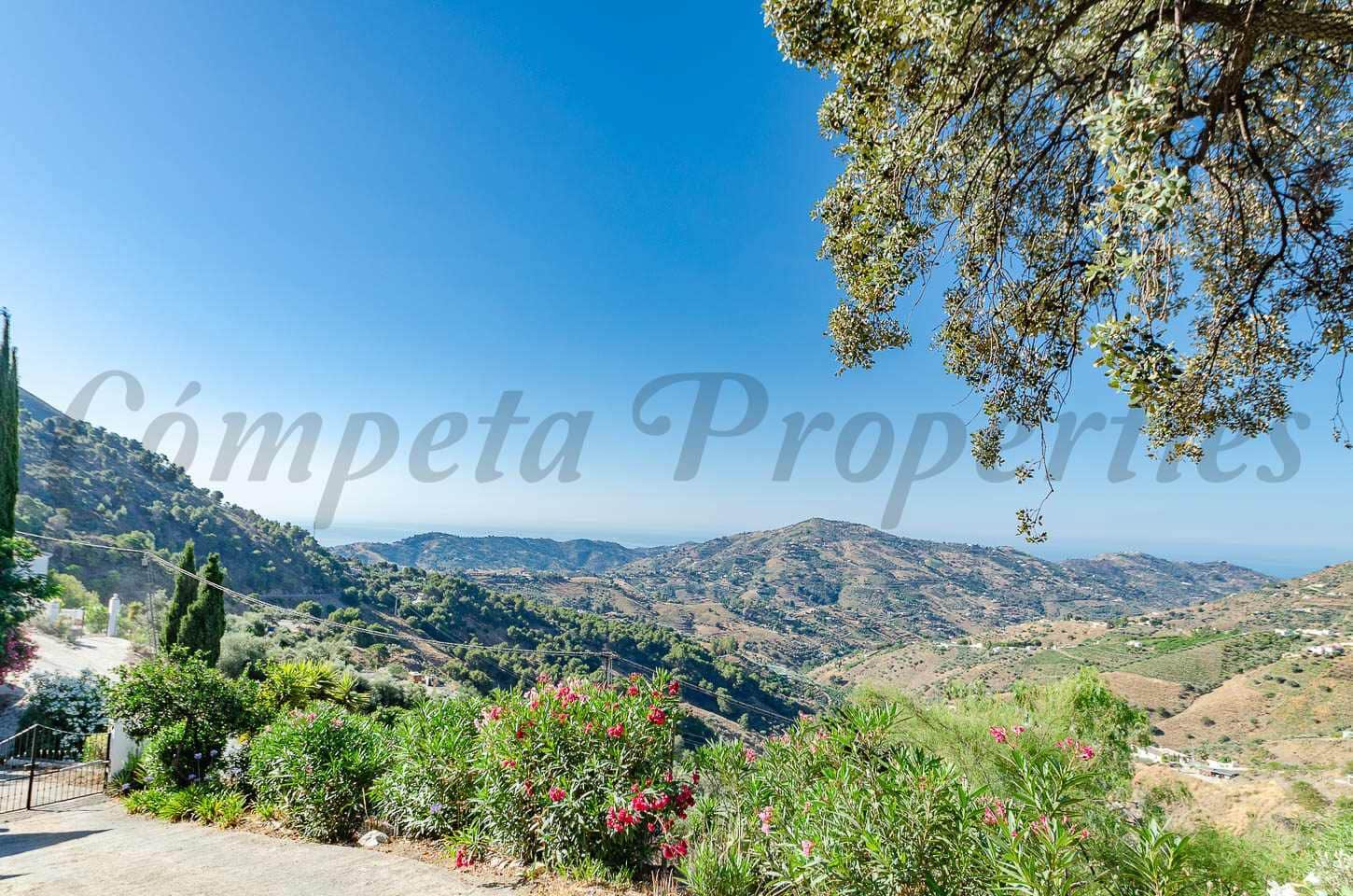 5 bedroom Villa for sale in Competa with pool - € 695,000 (Ref: 9123795)