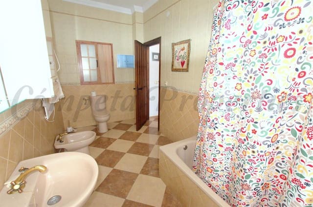 3 soveværelse Lejlighed til leje i Cómpeta - € 815 (Ref: 9131655)