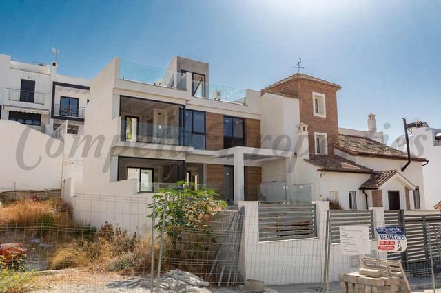 Chalet de 4 habitaciones en Nerja en venta con piscina garaje - 695.000 € (Ref: 9181508)