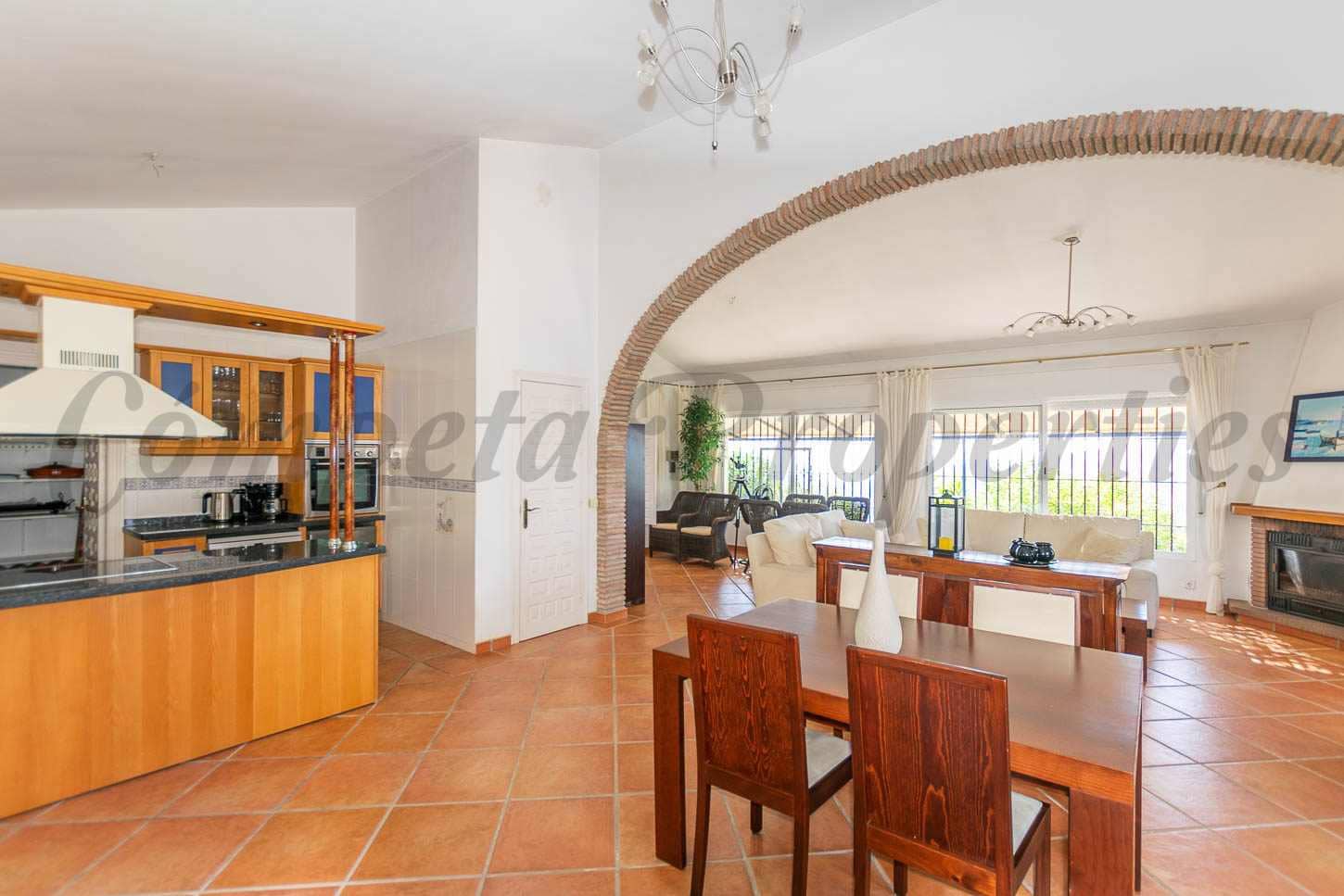 2 soveværelse Villa til salg i Sayalonga med swimmingpool garage - € 440.000 (Ref: 9210550)