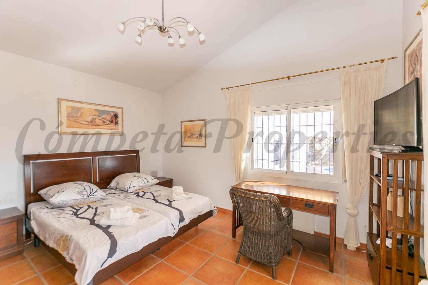 2 soveværelse Villa til salg i Sayalonga med swimmingpool garage - € 440.000 (Ref: 9210550)