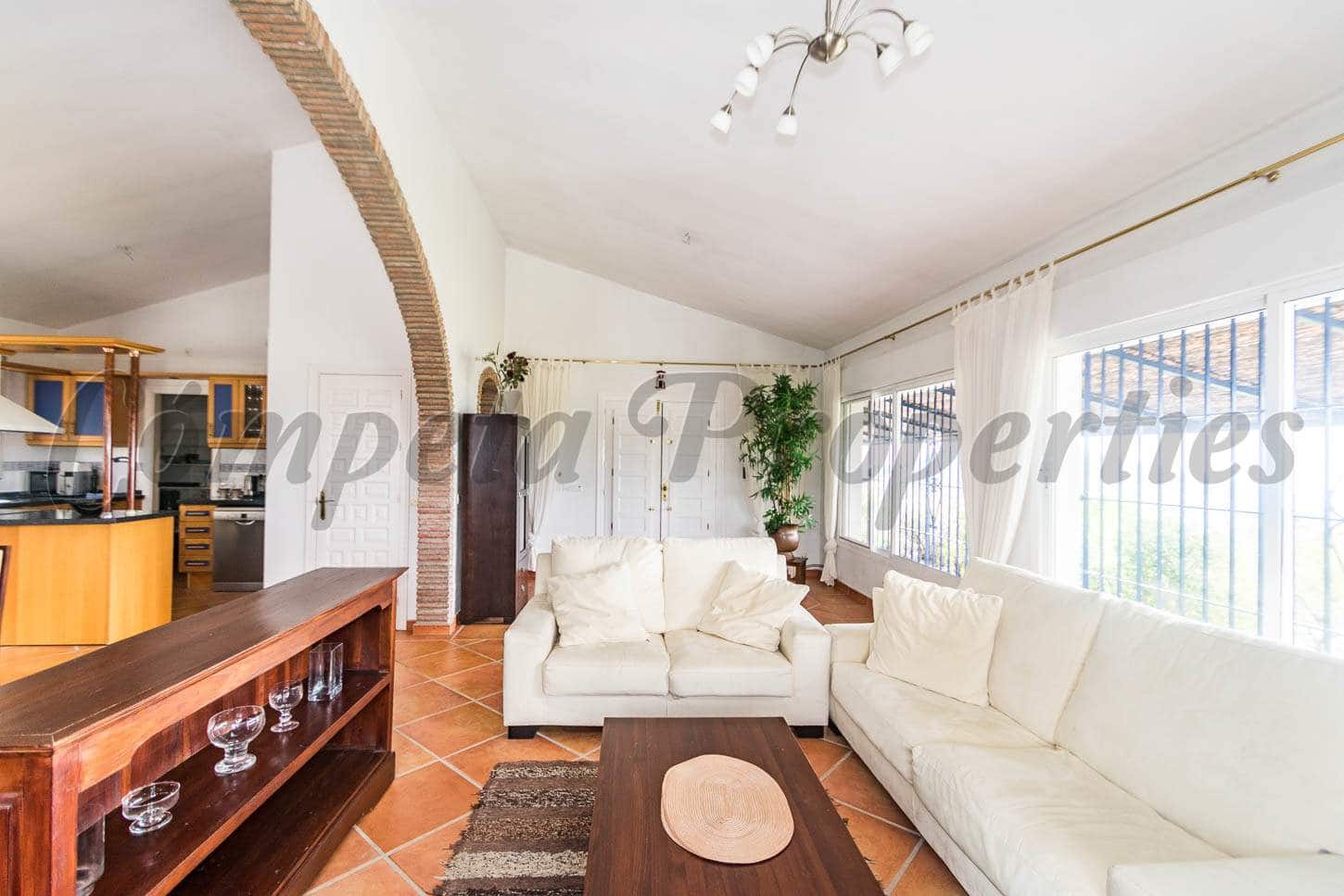 2 soveværelse Villa til salg i Sayalonga med swimmingpool garage - € 440.000 (Ref: 9210550)