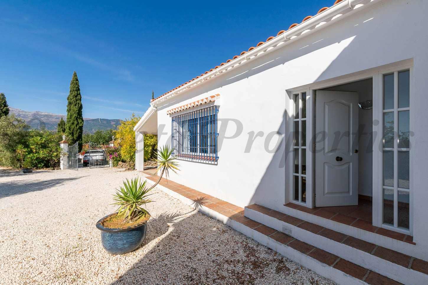 2 soveværelse Villa til salg i Sayalonga med swimmingpool garage - € 440.000 (Ref: 9210550)