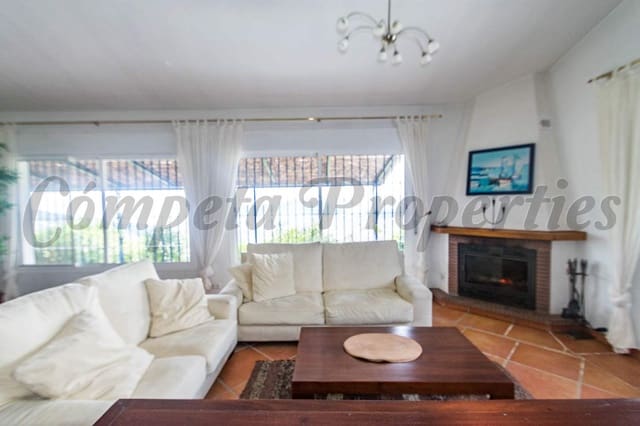 2 soveværelse Villa til salg i Sayalonga med swimmingpool garage - € 440.000 (Ref: 9210550)