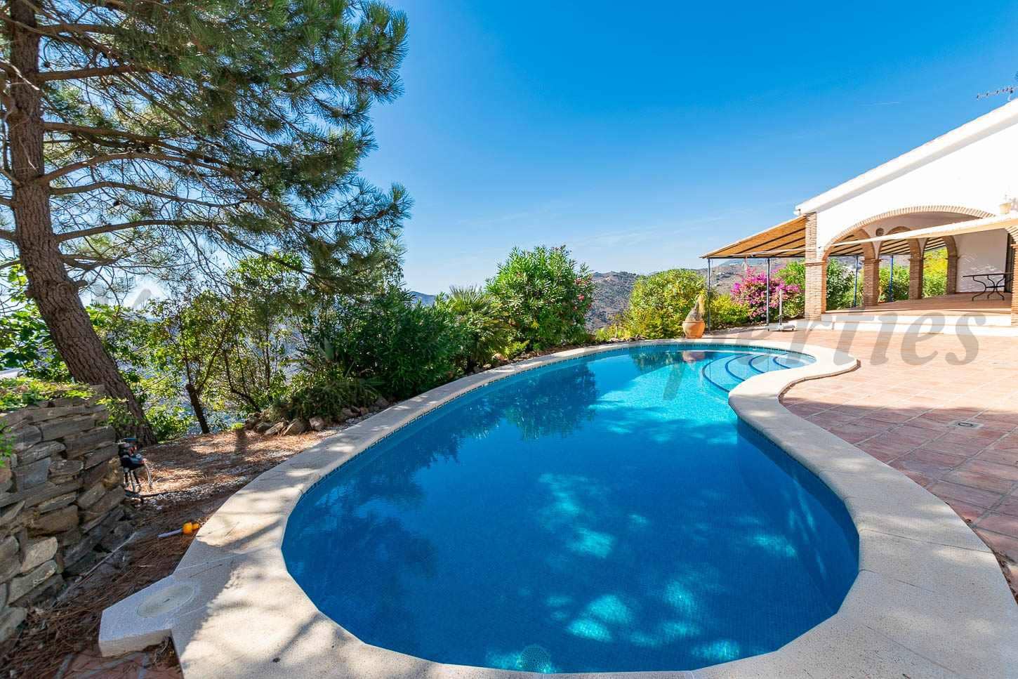 2 soveværelse Villa til salg i Sayalonga med swimmingpool garage - € 440.000 (Ref: 9210550)