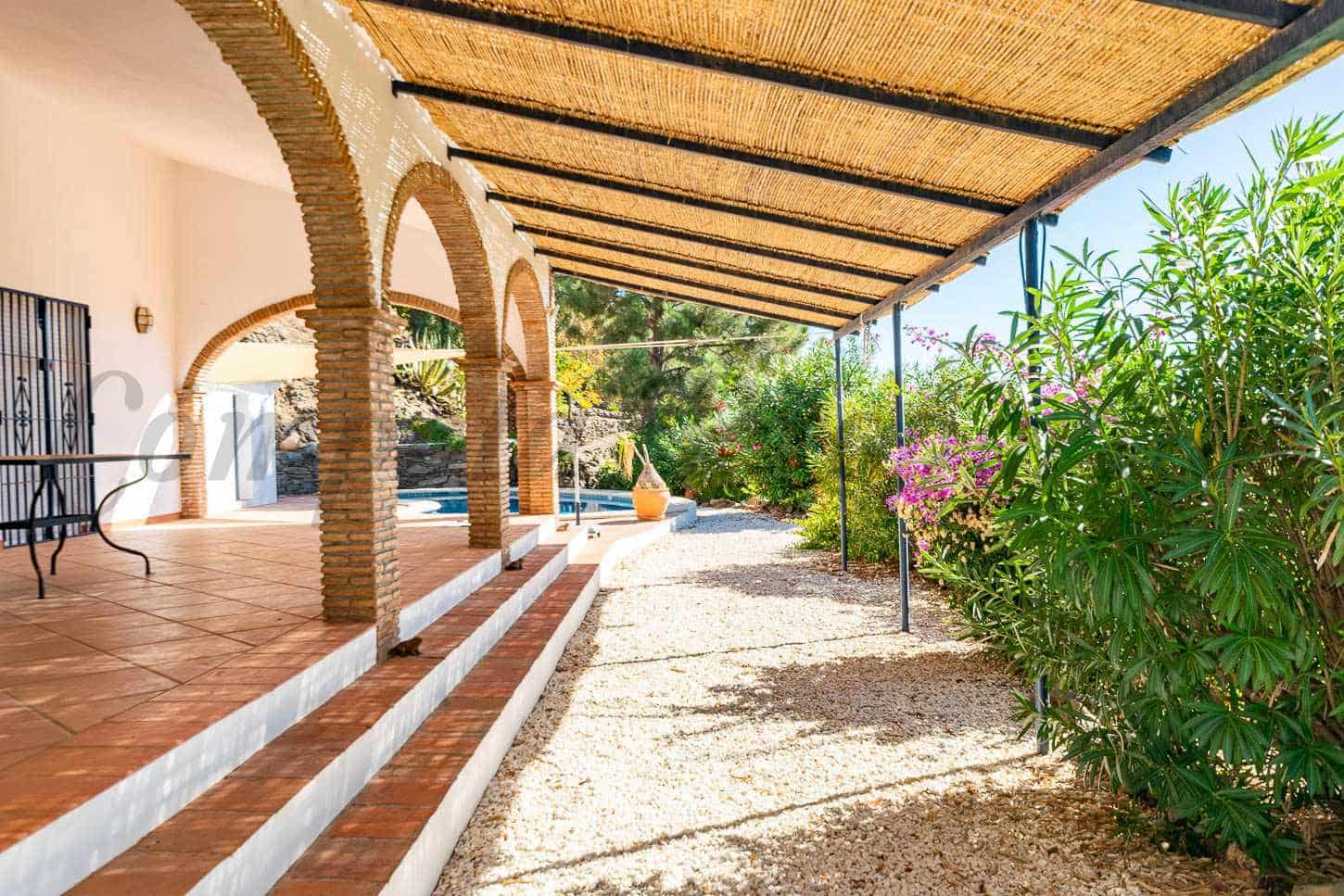 2 soveværelse Villa til salg i Sayalonga med swimmingpool garage - € 440.000 (Ref: 9210550)