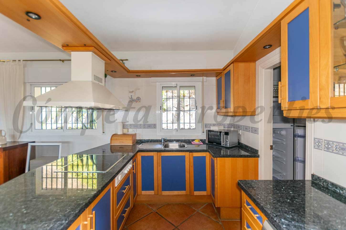 2 soveværelse Villa til salg i Sayalonga med swimmingpool garage - € 440.000 (Ref: 9210550)