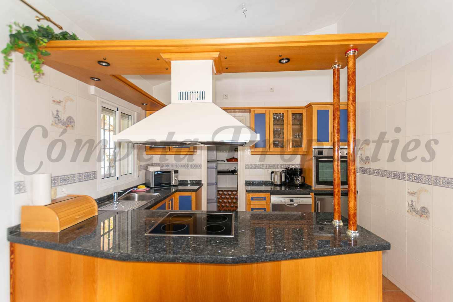 2 soveværelse Villa til salg i Sayalonga med swimmingpool garage - € 440.000 (Ref: 9210550)