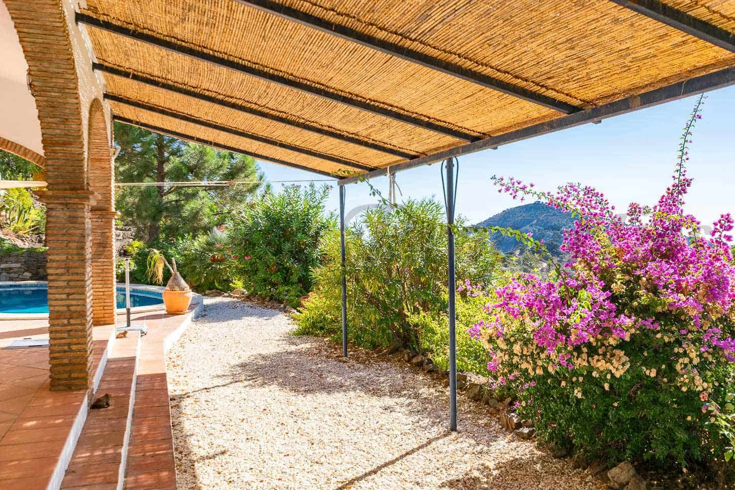 2 soveværelse Villa til salg i Sayalonga med swimmingpool garage - € 440.000 (Ref: 9210550)