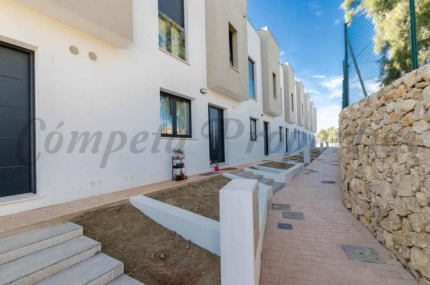 3 soverom Hus til salgs i Torre del Mar med svømmebasseng garasje - € 445 000 (Ref: 9235213)